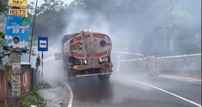 കോ​ട്ട​യ​ത്ത് ഓ​ടി​ക്കൊ​ണ്ടി​രു​ന്ന പെ​ട്രോ​ൾ ടാ​ങ്ക​റി​ന് തീ​പി​ടി​ച്ചു