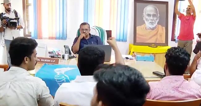 കൊ­​യി­​ലാ­​ണ്ടി­​യി­​ല്‍ എ­​സ്എ­​ഫ്‌­​ഐ­​ക്കാ​ര്‍ വി­​ദ്യാ​ര്‍­​ഥി­​യെ മ​ര്‍­​ദി­​ച്ച സം​ഭ​വം; പ്രി​ന്‍­​സി­​പ്പ­​ലി­​നെ ഉ­​പ­​രോ­​ധി­​ച്ച് കെ­​എ­​സ്‌­​യു