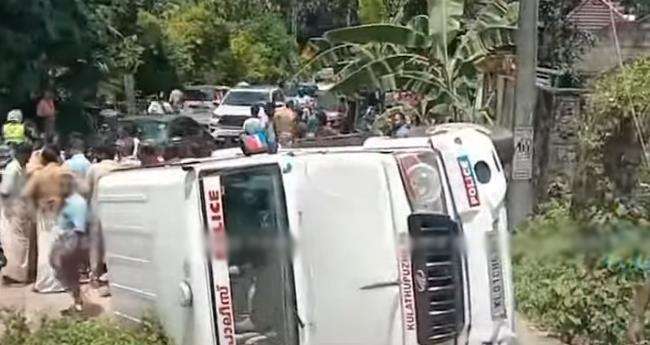 കൊ​ല്ല​ത്ത് കെ​എ​സ്ആ​ര്‍​ടി​സി ബ​സി​ടി​ച്ച് പോ​ലീ​സ് ജീ​പ്പ് മ​റി​ഞ്ഞു; മൂ​ന്ന് പേ​ര്‍​ക്ക് പ​രി​ക്ക്