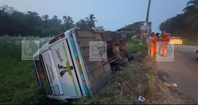 ശ​ബ​രി​മ​ല തീ​ർ​ഥാ​ട​ക​ര്‍ സ​ഞ്ച​രി​ച്ച മി​നി ബ​സ് നി​യ​ന്ത്ര​ണം​വി​ട്ടു മ​റി​ഞ്ഞു; ര​ണ്ടു പേ​ർ​ക്ക് പ​രി​ക്ക്