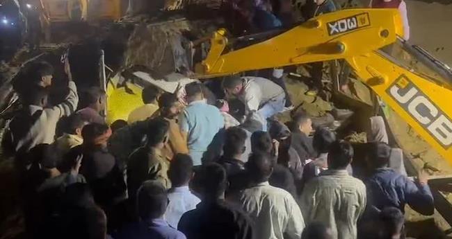 ബ​സി​ന് മു​ക​ളി​ലേ​ക്ക് മ​ണ്ണി​ടി​ഞ്ഞു​വീ​ണു; 18 പേ​ർ​ക്ക് ദാ​രു​ണാ​ന്ത്യം