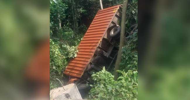 നി​യ​ന്ത്ര​ണം​വി​ട്ട ലോ​റി സു​ര​ക്ഷാ​ഭി​ത്തി​യും ക​മ്പി​വേ​ലി​യും ത​ക​ർ​ത്ത് തോ​ട്ടി​ലേ​ക്ക് മ​റി​ഞ്ഞു; മൂ​ന്നു​പേ​ർ​ക്ക് പ​രി​ക്ക്
