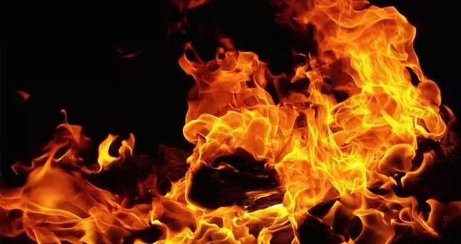 ദേ​ശീ​യ​പാ​ത​യി​ല്‍ ഇ​ന്നോ​വ കാ​ര്‍ ഇ​ടി​ച്ച് ലോ​റി​ക്ക് തീ​പി​ടി​ച്ചു