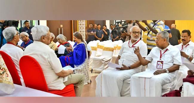 മ​ധു​ര​യി​ല്‍ ചെ​ങ്കൊടി ഉ​യ​ര്‍​ന്നു; കേ​ര​ള​ത്തി​നാ​യി പ്ര​ത്യേ​ക പ്ര​മേ​യം അ​വ​ത​രി​പ്പി​ക്കും