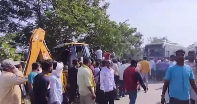 മ​ഹാ​രാ​ഷ്ട്ര​യി​ല്‍ ബ​സ് നി​യ​ന്ത്ര​ണം വി​ട്ട് മ​റി​ഞ്ഞു; പ​ത്തു​പേ​ർ​ക്ക് ദാ​രു​ണാ​ന്ത്യം