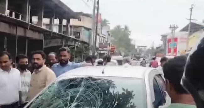 മ​ല​പ്പു​റ​ത്ത് സ്‌​കൂ​ള്‍ വി​ദ്യാ​ര്‍​ഥി​ക​ള്‍​ക്കി​ട​യി​ലേ​ക്ക് കാ​ര്‍ ഇ​ടി​ച്ചു​ക​യ​റി; മൂ​ന്ന് പേ​ര്‍​ക്ക് പ​രി​ക്ക്