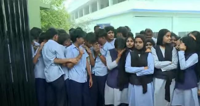 അ​ധ്യാ​പി​ക​യു​ടെ കാ​ര്‍ വി​ദ്യാ​ര്‍​ഥി​നി​യെ ഇ​ടി​ച്ചെ​ന്ന് പ​രാ​തി; മ​ല​പ്പു​റം എം​എ​സ്പി സ്‌​കൂ​ളി​ല്‍ പ്ര​തി​ഷേ​ധം
