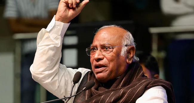 ഉ​ത്ത​ർ​പ്ര​ദേ​ശി​ൽ കോ​ൺ​ഗ്ര​സ് ക​മ്മി​റ്റി​ക​ൾ പി​രി​ച്ചു​വി​ട്ട് ഖാ​ർ​ഗെ