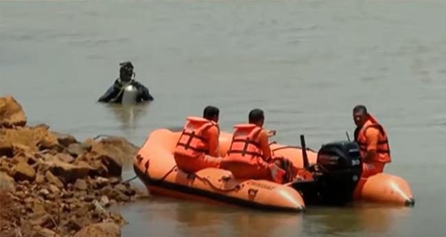 അ​ര്‍​ജു​നാ​യു​ള്ള തി​ര​ച്ചി​ല്‍: ഏ​ഴ് ത​വ​ണ ഡൈ​വ് ചെ​യ്ത് മ​ല്‍​പെ; ഒ​ന്നും ക​ണ്ടെ​ത്താ​നാ​യി​ല്ല
