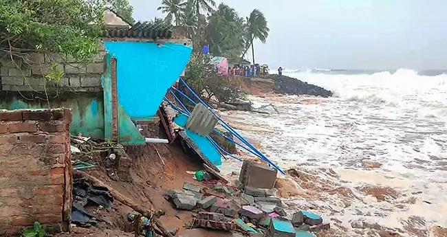 മാ​ന്‍​ഡോ​സ് വ​രു​ന്നു; 16 വി​മാ​ന സ​ർ​വീ​സു​ക​ൾ റ​ദ്ദാ​ക്കി