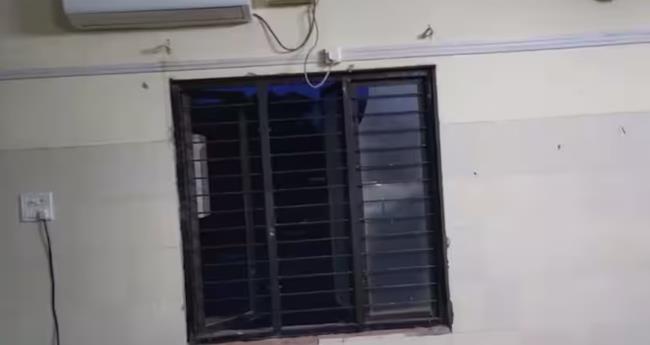 മ​ഞ്ചേ​രി ഗ​വ.​മെ​ഡി​ക്ക​ൽ കോ​ള​ജ് കെ​ട്ടി​ട​ത്തി​ലെ ജ​ന​ൽ അ​ട​ർ​ന്നു​വീ​ണു; ര​ണ്ട് ന​ഴ്സിം​ഗ് വി​ദ്യാ​ർ​ഥി​നി​ക​ൾ​ക്ക് പ​രി​ക്ക്