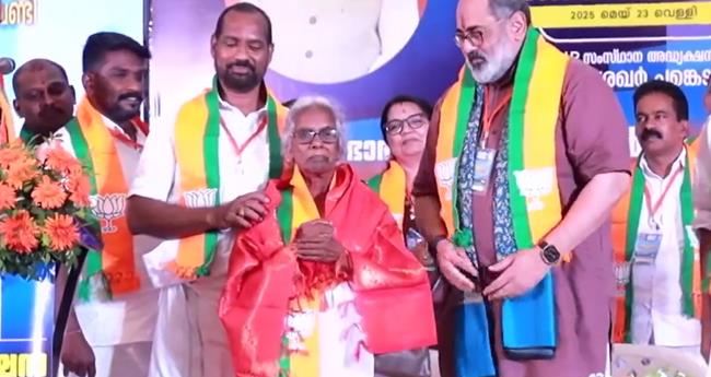 ബി​ജെ​പി വേ​ദി​യി​ലെ​ത്തി മ​റി​യ​ക്കു​ട്ടി; പാ​ർ​ട്ടി അം​ഗ​ത്വം സ്വീ​ക​രി​ച്ചെ​ന്ന് ബി​ജെ​പി