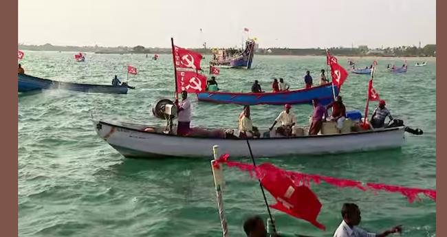 ക​ട​ൽ മ​ണ​ൽ ഖ​ന​ന​ത്തി​നെ​തി​രെ ക​ട​ൽ സം​ര​ക്ഷ​ണ ശൃം​ഖ​ല തീ​ർ​ത്ത് മ​ത്സ്യ​ത്തൊ​ഴി​ലാ​ളി​ക​ൾ