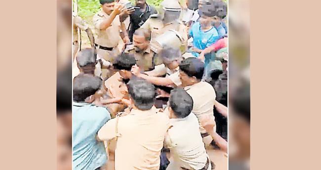 മേ​പ്പ​യൂ​ർ ഖ​ന​ന വി​രു​ദ്ധ സ​മ​രം; പോ​ലീ​സ് അ​തി​ക്ര​മം നേ​രി​ട്ട പ​തി​ന​ഞ്ചു​കാ​ര​നെ​തി​രേ കേ​സ്