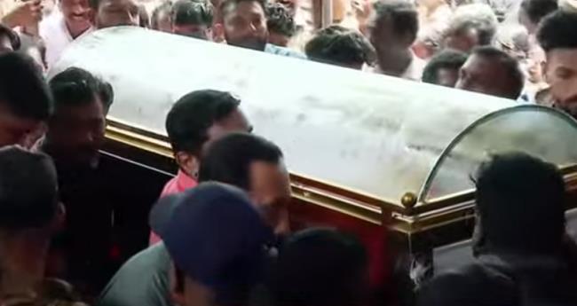 ഉ​ള്ളു​ല​ഞ്ഞ് ഉ​റ്റ​വ​ര്‍; മി​ഥു​ന്‍ അ​വ​സാ​ന​മാ​യി വീ​ട്ടി​ലേക്കെത്തി