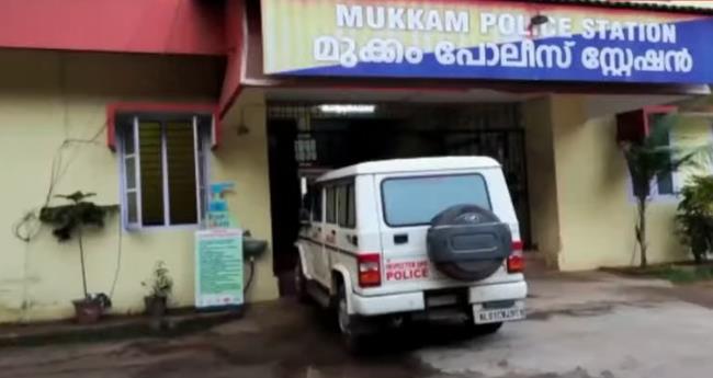 ഹോ​ട്ട​ൽ ജീ​വ​ന​ക്കാ​രി​യെ പീ​ഡി​പ്പി​ക്കാ​ൻ ശ്ര​മി​ച്ച കേ​സ്; ര​ണ്ട് പ്ര​തി​ക​ൾ കോ​ട​തി​യി​ൽ കീ​ഴ​ട​ങ്ങി