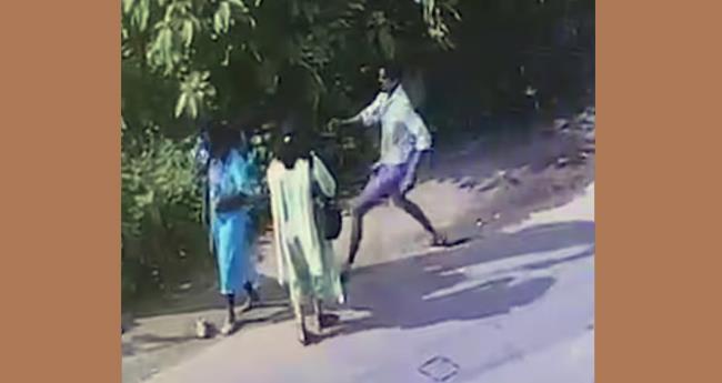 മു​ക്ക​ത്ത് ന​ടു​റോ​ട്ടി​ൽ സ്ത്രീ​ക്കെ​തി​രെ അ​തി​ക്ര​മം; ന​ട​ന്നു​പോ​കു​മ്പോ​ൾ ച​വി​ട്ടി വീ​ഴ്ത്തി