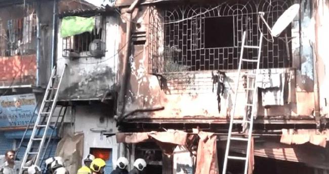 മും​ബൈ​യി​ൽ കെ​ട്ടി​ട​സ​മു​ച്ച​യ​ത്തി​ൽ വ​ൻ തീ​പി​ടി​ത്തം; ഏ​ഴു​വ​യ​സു​കാ​രി ഉ​ൾ​പ്പ​ടെ ഏ​ഴു​പേ​ർ വെ​ന്തു​മ​രി​ച്ചു