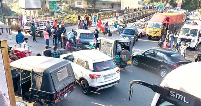 മൂ​ന്നാ​റി​ൽ ജ​ന​രോ​ഷ​മി​ര​മ്പി; ഹ​ർ​ത്താ​ലി​ൽ വാ​ഹ​ന​ങ്ങ​ൾ ത​ട​ഞ്ഞു