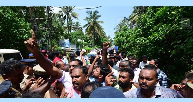 മു​ത​ല​പ്പൊ​ഴി​യി​ല്‍ കോ​ണ്‍​ഗ്ര​സി​ന്‍റെ പ്ര​തി​ഷേ​ധം; കേ​ന്ദ്ര​മ​ന്ത്രി ജോ​ര്‍​ജ് കു​ര്യ​നെ ത​ട​ഞ്ഞു