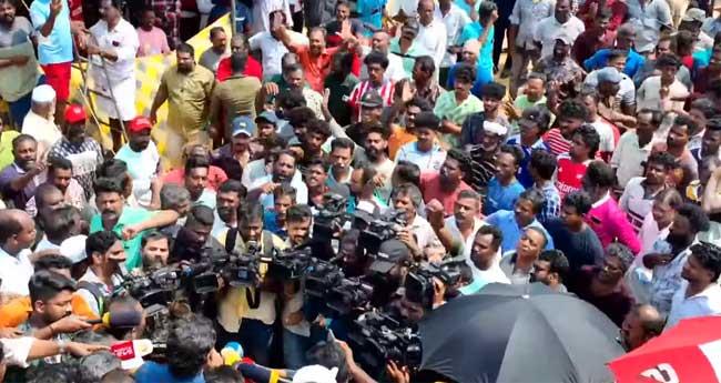 പൊ​ഴി മു​റി​ക്കാ​ൻ അ​നു​വ​ദി​ക്കി​ല്ല: മു​ത​ല​പ്പൊ​ഴി​യി​ൽ ഉ​ദ്യോ​ഗ​സ്ഥ സം​ഘ​ത്തെ ത​ട​ഞ്ഞ് മ​ത്സ്യ​ത്തൊ​ഴി​ലാ​ളി​ക​ൾ