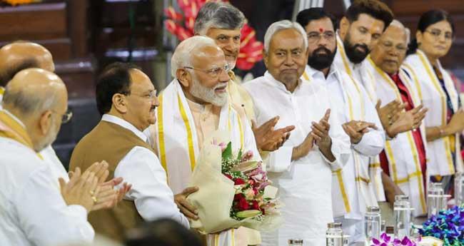 സ​ത്യ​പ്ര​തി​ജ്ഞ ഞാ​യ​റാ​ഴ്ച: മ​ന്ത്രി​സ​ഭാ​രൂ​പീ​ക​ര​ണ ച​ർ​ച്ച​ക​ൾ ഊ​ർ​ജി​തം, വി​ട്ടു​വീ​ഴ്ച​യി​ല്ലാ​തെ ടി​ഡി​പി​യും ജെ​ഡി-​യു​വും