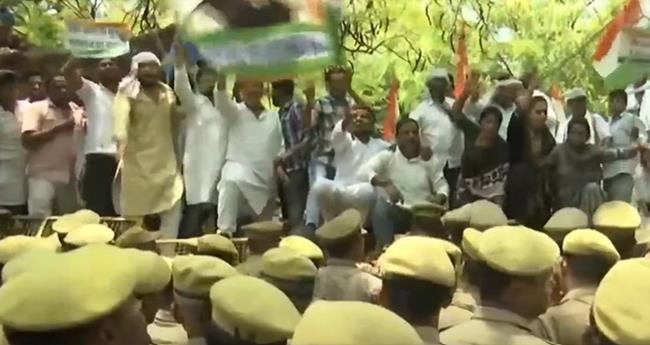 "നീ​റ്റി​ൽ' പ്ര​തി​ഷേ​ധ​മി​ര​മ്പി; ഡ​ല്‍​ഹി​യി​ലെ കോ​ണ്‍​ഗ്ര​സ് മാ​ര്‍​ച്ചി​ല്‍ സം​ഘ​ര്‍​ഷം