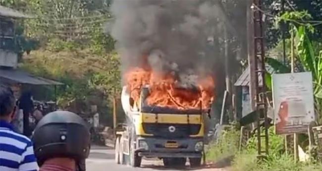 നെ​ടു​മ​ങ്ങാ​ട്ട് ഓ​ടി​ക്കൊ​ണ്ടി​രു​ന്ന ലോ​റി​ക്ക് തീ​പി​ടി​ച്ചു