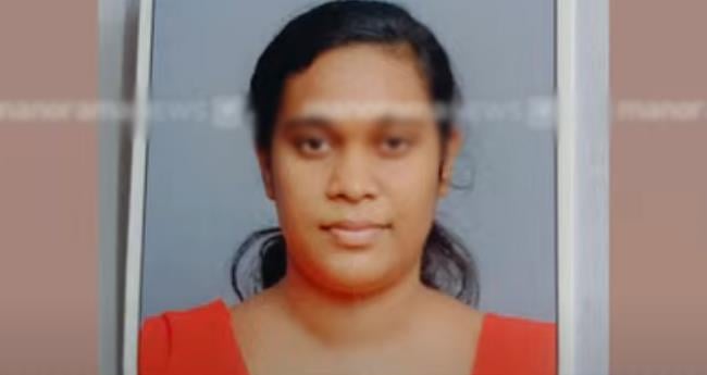 ആ​ല​പ്പു​ഴ​യി​ല്‍ പാ​മ്പ് ക​ടി​യേ​റ്റ് യു​വ​തി മ​രി​ച്ചു