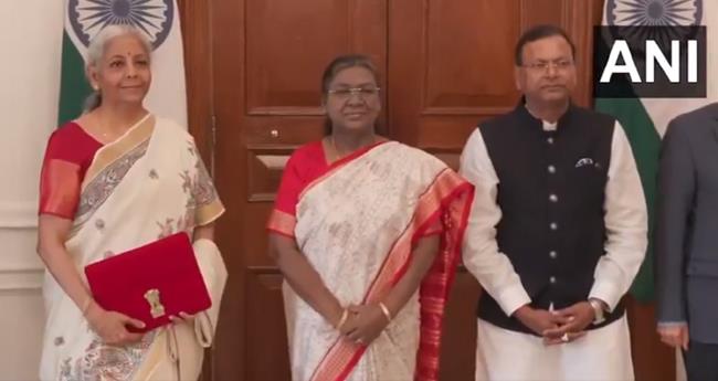 ബ​ജ​റ്റ് അ​വ​ത​ര​ണ​ത്തി​നു മു​ന്നോ​ടി​യാ​യി രാ​ഷ്ട്ര​പ​തി​യെ സ​ന്ദ​ർ​ശി​ച്ച് ധ​ന​മ​ന്ത്രി