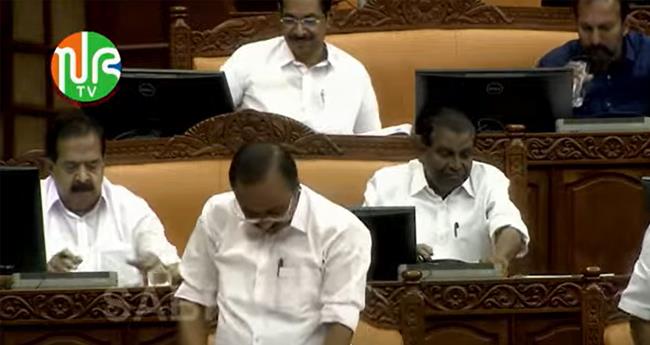 പ്ല​സ് വ​ണ്‍ സീ​റ്റ് ക്ഷാ​മം: അ​ടി​യ​ന്ത​ര​പ്ര​മേ​യ​ത്തി​ന് അ​നു​മ​തി​യി​ല്ല; പ്ര​തി​പ​ക്ഷം സ​ഭ വി​ട്ടു