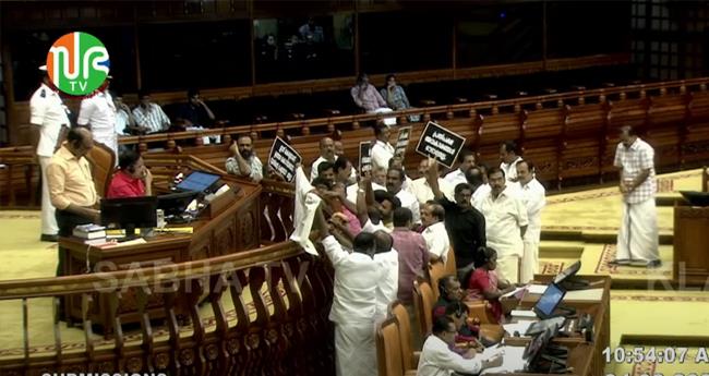വാ​ക്ഔ​ട്ട് പ്ര​സം​ഗ​ത്തി​ന് കൂ​ടു​ത​ല്‍ സ​മ​യം അ​നു​വ​ദി​ക്കാ​നാ​വി​ല്ലെ​ന്ന് സ്പീ​ക്ക​ർ; ബാ​ന​ർ ഉ​യ​ർ​ത്തി പ്ര​തി​ഷേ​ധി​ച്ച് പ്ര​തി​പ​ക്ഷം