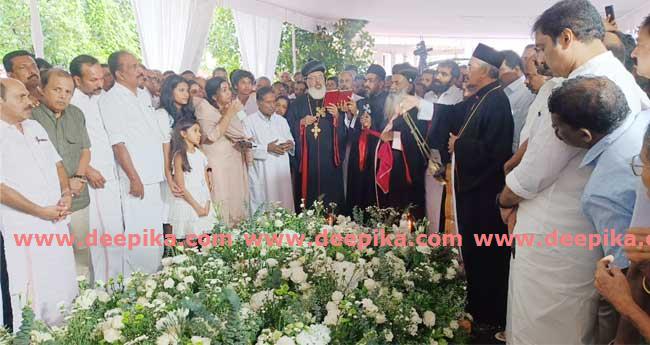 കു​ഞ്ഞൂ​ഞ്ഞി​ന്‍റെ സ്മ​ര​ണ​ക​ളി​ൽ പു​തു​പ്പ​ള്ളി; ക​ബ​റി​ട​ത്തി​ലെ​ത്തി​യ​ത് ആ​യി​ര​ങ്ങ​ള്‍