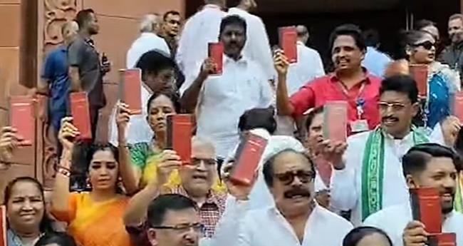 ഭ​ര​ണ​ഘ​ട​ന​യു​മാ​യി പാ​ർ​ല​മെ​ന്‍റി​ലെ​ത്തി പ്ര​തി​പ​ക്ഷം; അ​ടി​യ​ന്ത​രാ​വ​സ്ഥ പ​രാ​മ​ർ​ശി​ച്ച് പ്ര​ധാ​ന​മ​ന്ത്രി