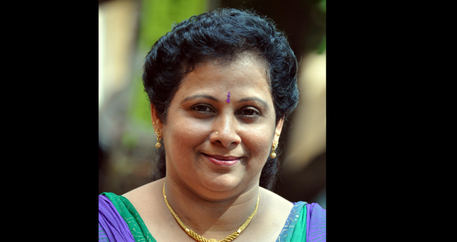 റെ​യി​ല്‍​വേ​ ട്രാ​ക്കി​ല്‍നി​ന്നു പ​ത്മി​​നി തോ​മ​സ്  പ​ടി​യി​റ​ങ്ങി