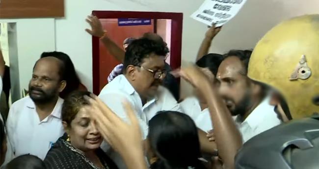 പാ​ല​ക്കാ​ട് ന​ഗ​ര​സ​ഭ​യി​ൽ സം​ഘ​ർ​ഷം; വ​നി​താ കൗ​ണ്‍​സി​ല​ര്‍ കു​ഴ​ഞ്ഞു​വീ​ണു