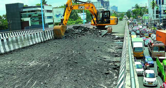 പാ​ലാ​രി​വ​ട്ടം മേ​ല്‍​പ്പാ​ലം പൊ​ളി​ച്ചുതു​ട​ങ്ങി