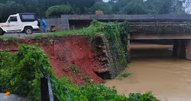 വ​യ​നാ​ട്ടി​ൽ ക​ന​ത്ത മ​ഴ: പ​ന​മ​രം ചെ​റി​യ പാ​ല​ത്തി​ന് സ​മീ​പം മ​ണ്ണി​ടി​ച്ചി​ൽ