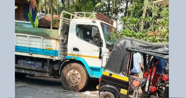 ക​ണ്ണൂ​രി​ൽ ഓ​ട്ടോ​റി​ക്ഷ​യും ലോ​റി​യും കൂ​ട്ടി​യി​ടി​ച്ച് അ​പ​ക​ടം: ര​ണ്ട് പേ​ർ മ​രി​ച്ചു