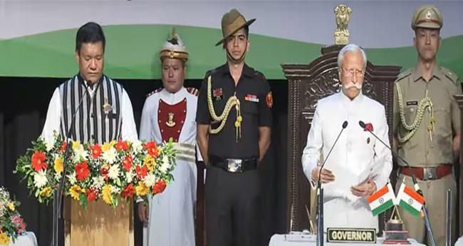 അ​രു​ണാ​ച​ൽ മു​ഖ്യ​മ​ന്ത്രി​യാ​യി മൂ​ന്നാം​വ​ട്ട​വും പേ​മ ഖ​ണ്ഡു; സ​ത്യ​പ്ര​തി​ജ്ഞ​യി​ൽ പ​ങ്കെ​ടു​ത്ത് കേ​ന്ദ്ര​മ​ന്ത്രി​മാ​ർ