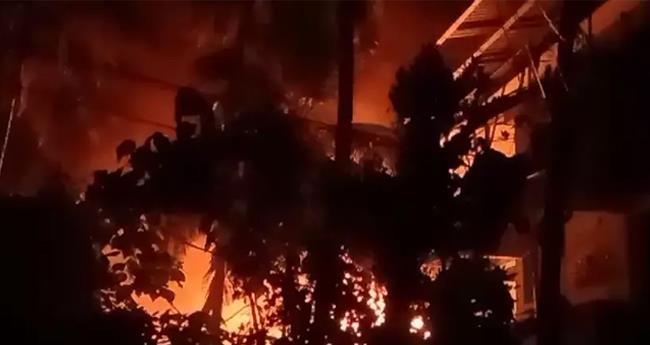 പെ​രു​മ​ണ്ണ​യി​ല്‍ വ​ന്‍ തീ​പി​ടി​ത്തം; കെ​ട്ടി​ട​ത്തി​ൽ നി​ന്ന് ചാ​ടി​യ തൊ​ഴി​ലാ​ളി​ക്ക് പ​രി​ക്ക്