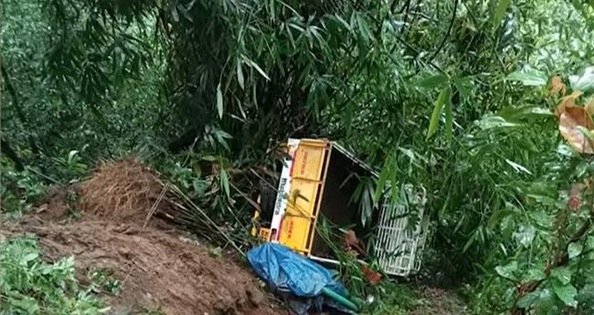 പി​ക്ക​പ്പ് വാ​ന്‍ കൊ​ക്ക​യി​ലേ​ക്ക് മ​റി​ഞ്ഞ് അ​പ​ക​ടം; ആ​സാം സ്വ​ദേ​ശി മ​രി​ച്ചു