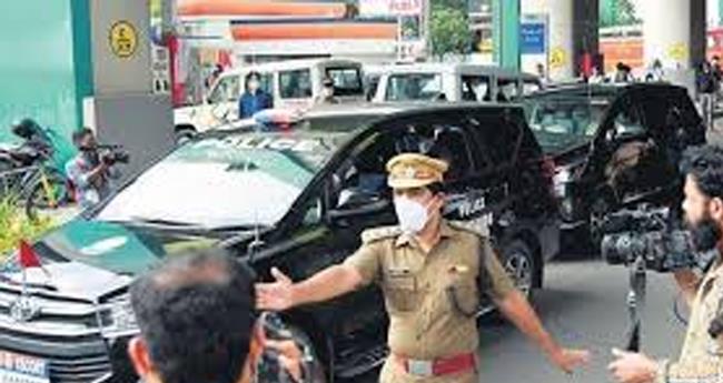 റോ​ഡി​ൽ കു​ഴി ; മു​ഖ്യ​മ​ന്ത്രി​യു​ടെ വാ​ഹ​നം വ​ഴി​തി​രി​ച്ചു​വി​ട്ടു