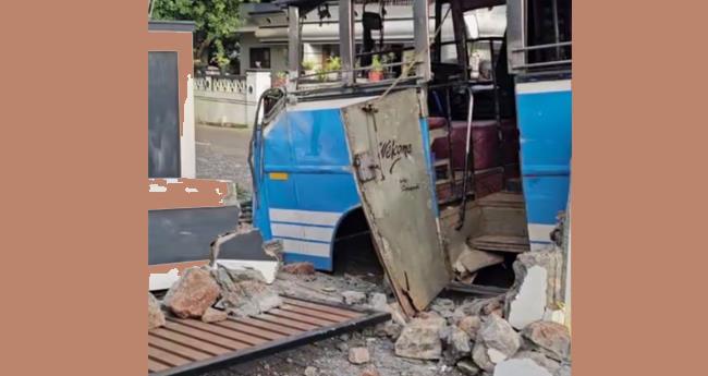 പാ​ല​ക്കാ​ട്ട് ബ​സ് നി​യ​ന്ത്ര​ണം വി​ട്ട് മ​തി​ലി​ലി​ടി​ച്ച് അ​പ​ക​ടം; 20 പേ​ർ​ക്ക് പ​രി​ക്ക്