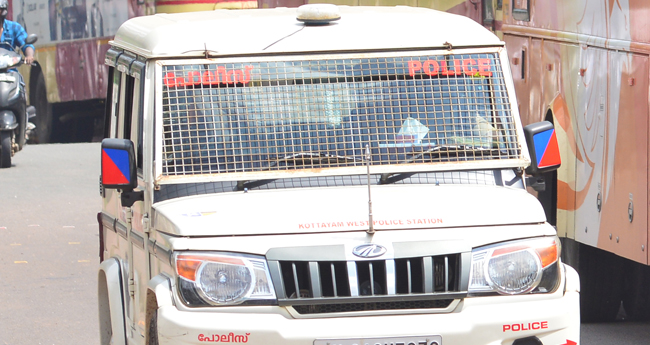 ഹൈ​ക്കോ​ട​തി​യി​ല്‍ ജോ​ലി വാ​ഗ്ദാ​നം ചെ​യ്തു ല​ക്ഷ​ങ്ങ​ള്‍ ത​ട്ടി​യ​യാ​ള്‍ പി​ടി​യി​ല്‍