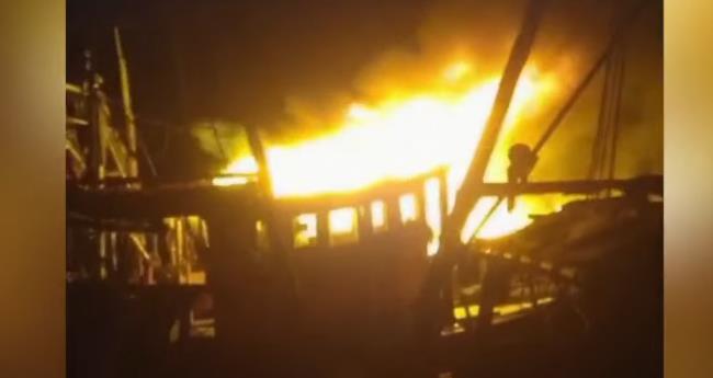 പൊ​ന്നാ​നി​യി​ല്‍ മീ​ന്‍​പി​ടി​ത്ത ബോ​ട്ടി​ന് തീ​പി​ടി​ച്ചു