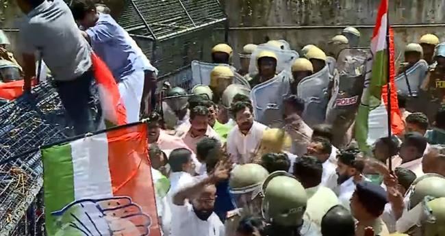 സി­​ദ്ധാ​ര്‍​ഥ­​ന്‍റെ മ​ര­​ണം; സ​ര്‍​വ​ക​ലാ​ശാ­​ല­​യി­​ലേ­​ക്കു­​ള്ള കോ​ണ്‍­​ഗ്ര­​സ് മാ​ര്‍­​ച്ചി​ല്‍ സം­​ഘ​ര്‍­​ഷം