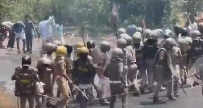 പൂ­​ക്കോ­​ട് കാ­​മ്പ­​സി­​ലേ­​ക്കു­​ള്ള കെ­​എ­​സ്‌​യു മാ​ര്‍­​ച്ചി​ല്‍ വ​ന്‍ സം­​ഘ​ര്‍​ഷം; പോ­​ലീ­​സ് ലാ­​ത്തി വീ​ശി;  ഗ്ര­​നേ​ഡും പ്ര­​യോ­​ഗി­​ച്ചു