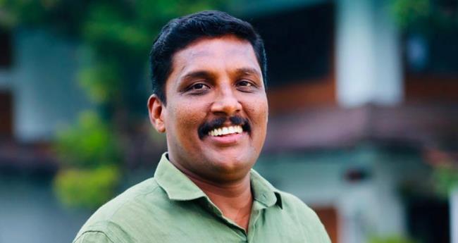പ​ണം വാ​ങ്ങി​യി​ട്ടി​ല്ല; പ​രാ​തി​ക്കാ​ര​നെ​തി​രെ അ​മ്മ​ക്കൊ​പ്പം സ​മ​ര​ത്തി​നെ​ത്തി പ്ര​മോ​ദ് കോ​ട്ടൂ​ളി