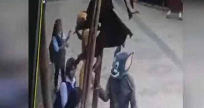 പ്രാ​ങ്കി​ന്‍റെ മ​റ​വി​ല്‍ പെ​ണ്‍​കു​ട്ടി​ക​ളെ ശ​ല്യം ചെ​യ്തു; യു​വാ​ക്ക​ള്‍ അ​റ​സ്റ്റി​ല്‍